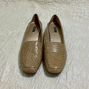 Like New Alex Marie Size 8 Patent Leather Rose Pattern Flats in Cappuccino